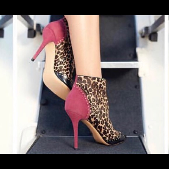 Ferraragamo Leopard calf hair booties81/2 - Picture 2 of 7